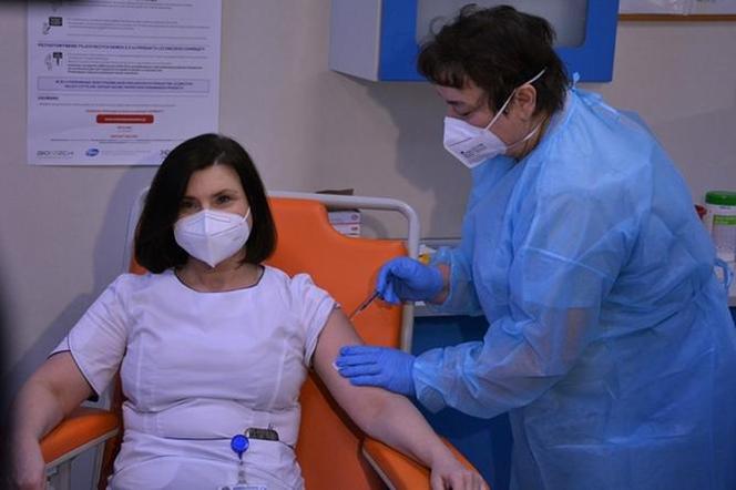 Koronawirus: Ruszyły szczepienia w szpitalach w Bełchatowie i województwie łódzkim 