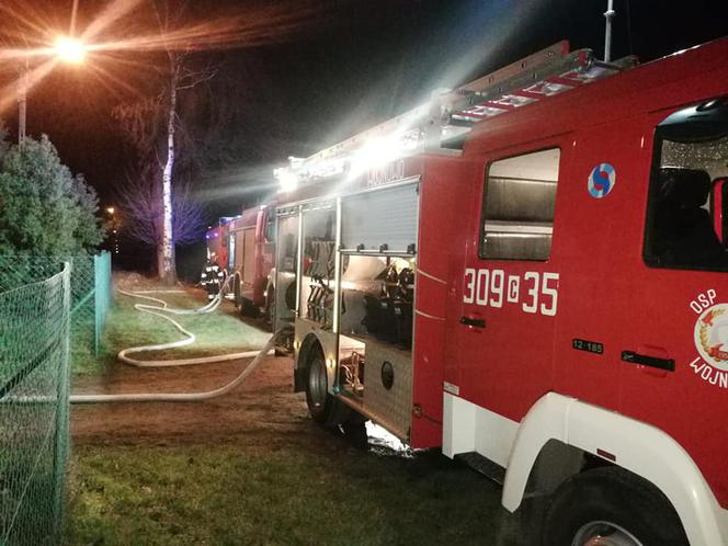 Pożar obudził gospodarza. W ogniu stanął budynek gospodarczy