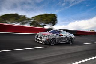 Nowe BMW serii 8 Coupe szaleje po włoskim torze wyścigowym