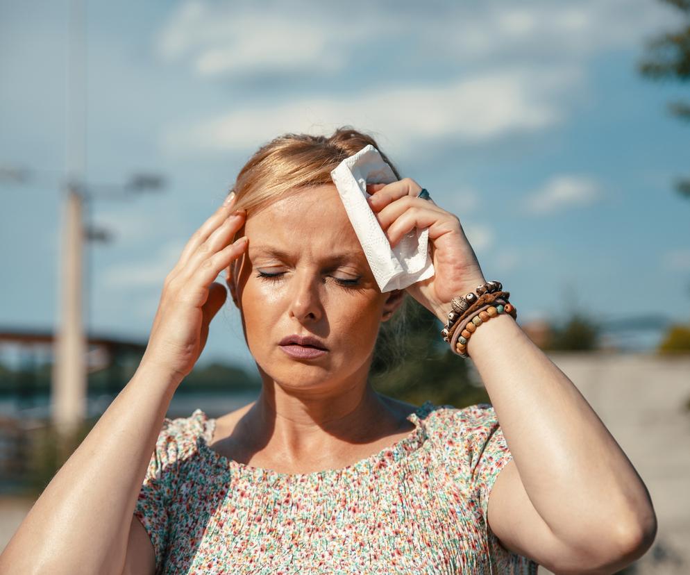 Młoda kobieta cierpiąca na silny ból głowy.