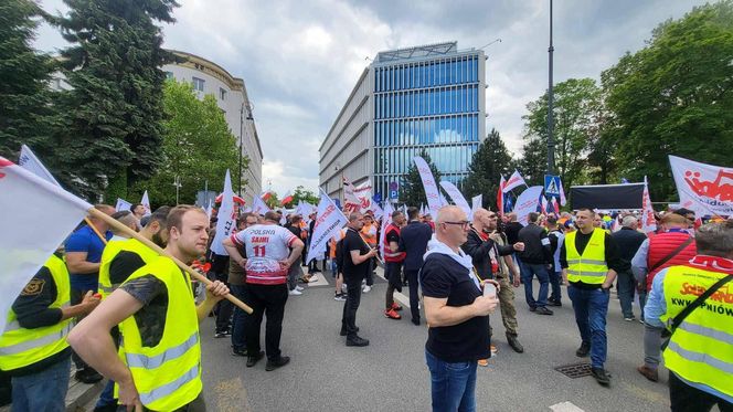 Protest hutników w Warszawie. Idą od Sejmu do Kancelarii Premiera