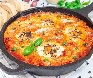 Podlaska szakszuka. Dodaj kiełbasę, pomidory i ser