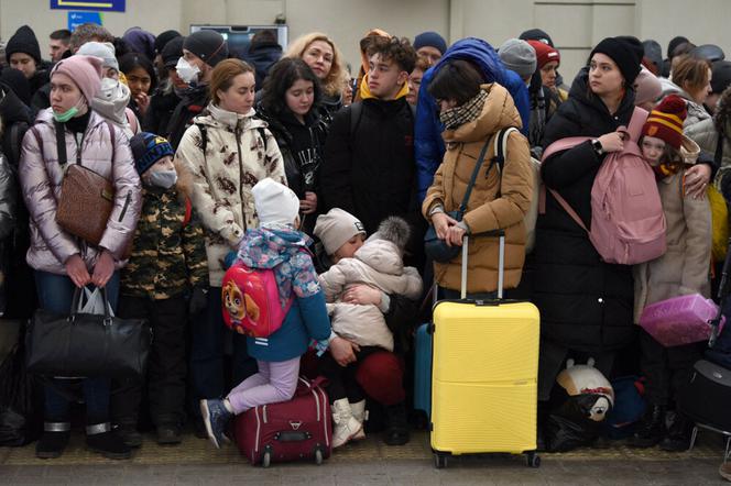 Ukraińcy uciekają przed wojną. Szturm na pociągi i autobusy we Lwowie