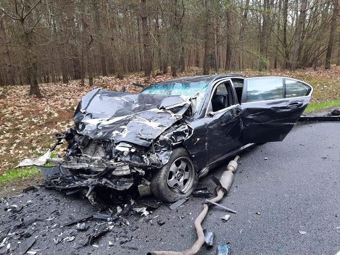 Straszny wypadek koło Złotowa. Nie żyje 25-latek. Rodzinę z dzieckiem zabrał helikopter LPR 