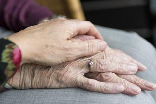 Seniorzy nie wiedzą o tych dodatkach do emerytury. Zobacz, jakie warunki trzeba spełnić, by otrzymać pieniądze