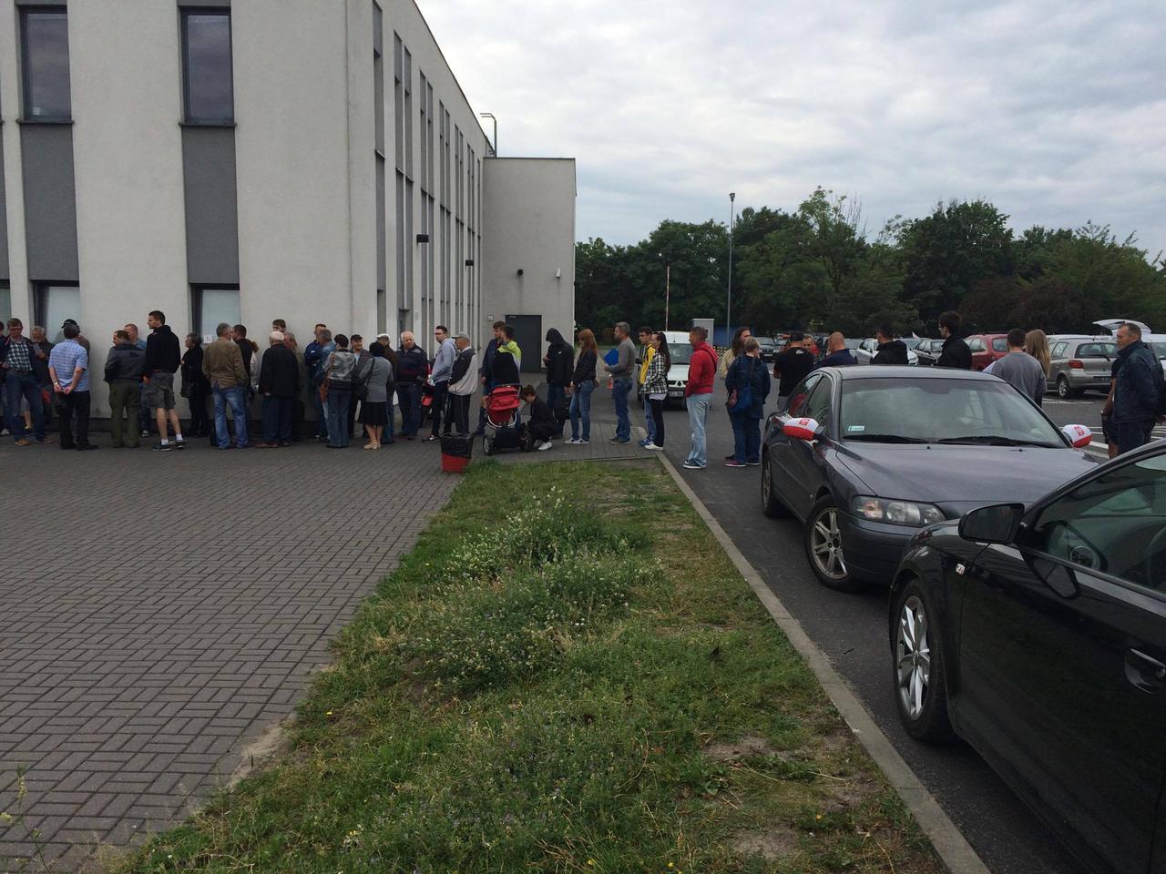 Długie kolejki do rejestracji samochodu [WIDEO]: Setki oczekujących jeszcze przed otwarciem urzędu. ZOBACZCIE, co się dzieje!
