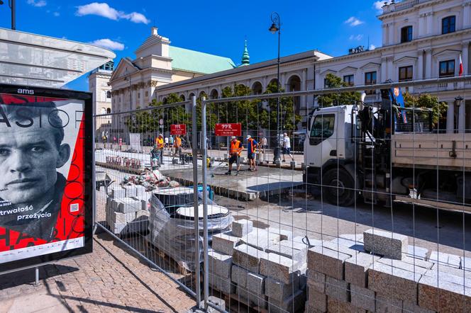 Remont nawierzchni Krakowskiego Przedmieścia w Warszawie w 2024 r.