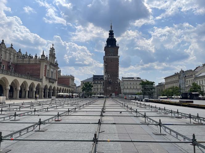 Kontrowersyjna budowa na Rynku Głównym w Krakowie. Mieszkańcy podzieleni