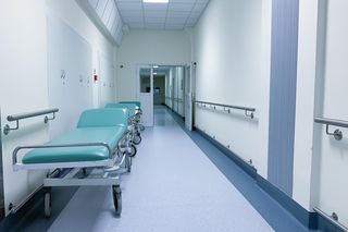 Dramat w ośrodku pod Ostrołęką! 16-latek połknął woreczki z narkotykami. Zmarł w szpitalu