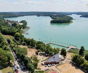 Ogromny pomost i piaszczysta plaża. To miejsce na Mazurach przyciąga tłumy turystów. Zobacz zdjęcia