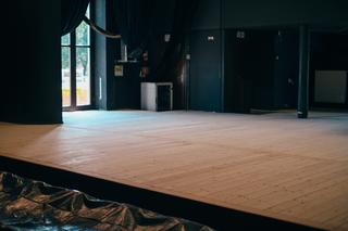 Remont sceny w Miejskim Ośrodku Kultury