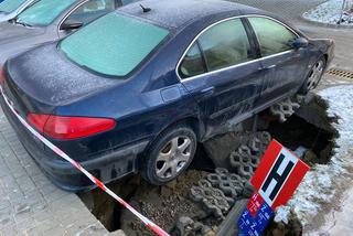 Chwile grozy na parkingu w Gdańsku. Pod samochodem zapadła się ziemia [ZDJĘCIA]