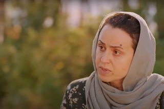 Naciye przyłapuje Alpera i Cavidan na spiskowaniu, dochodzi między nimi do szarpaniny.