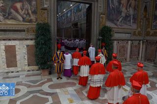 Z OSTATNIEJ CHWILI: Rozpoczęło się konklawe 2025 – kardynałowie złożyli przysięgę w Kaplicy Sykstyńskiej