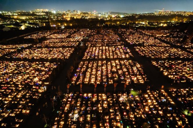 1 listopada na Cmentarzu Łostowickim w Gdańsku. Tak wygląda w dniu Wszystkich Świętych