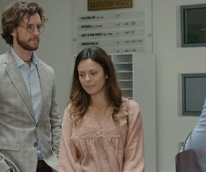 M jak miłość odc. 1884. Martyna (Magdalena Turczeniewicz),Kasia (Paulina Lasota), Mariusz (Mateusz Mosiewicz)