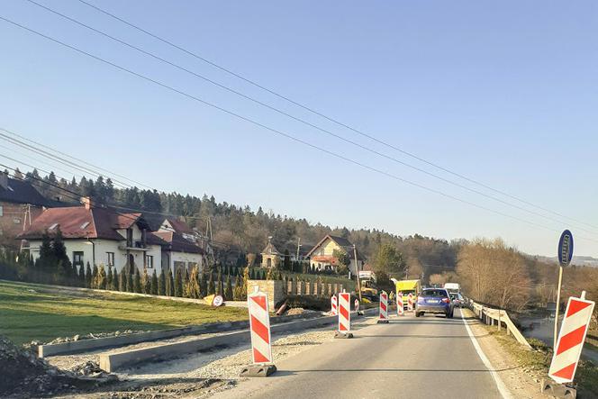 Rozkopana droga Chełmiec -  Limanowa.  Kierowcy uważajcie.  Są utrudnienia i korki