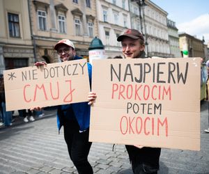 Korowód studentów podczas juwenaliów 2025 w Krakowie