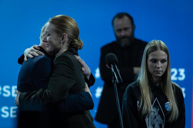 Wotum nieufności, odcinek 6. Daria Seyda (Katarzyna Dąbrowska), Hubert Korodecki (Leszek Lichota), Zuza (Paulina Krzyżańska)