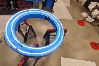 Zabytkowy neon „Dworzec Kolejowy” powrócił na elewację nowego budynku dworca [ZDJĘCIA]