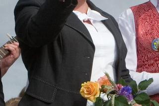 Beata Kempa śpiewa na wiecu PiS w Łomży 