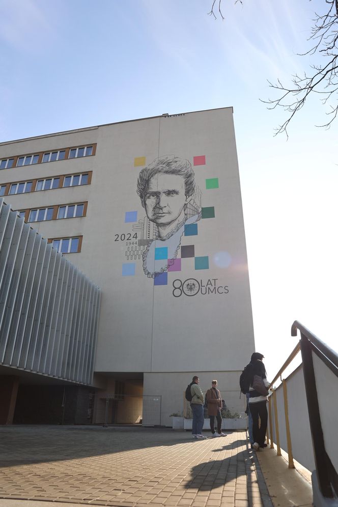 Na gmachu WPiA UMCS można podziwiać mural z wizerunkiem Marii Curie-Skłodowskiej 