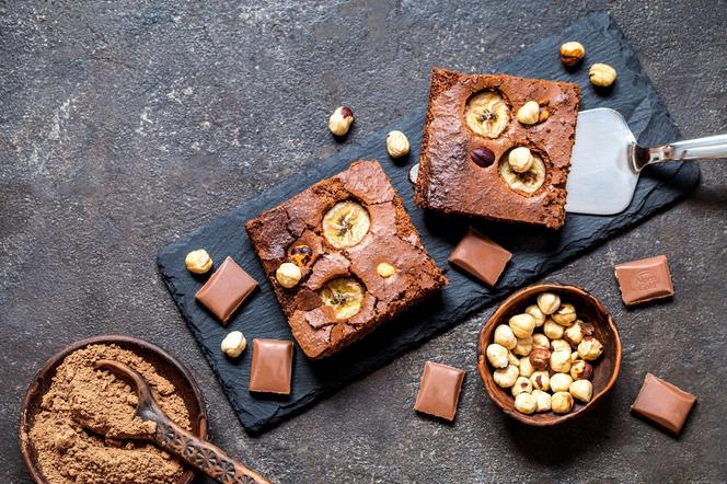 Szybkie bananowe brownie. Bez jajek i białego cukru, a słodkie w sam raz