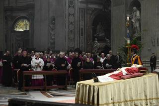 Setki wiernych oddają hołd zmarłemu Benedyktowi XVI