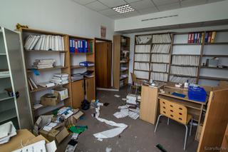 Zlikwidowana szkoła nadal straszy [GALERIA]