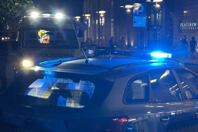 Atak nożownika na Woli. Ranny przebiegł kilkaset metrów i padł na ziemię. Zatrzymali jedną osobę, trwa akcja policji