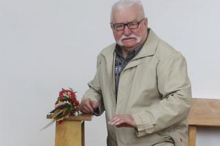 Lech Wałęsa z palemką na mszy w kościele