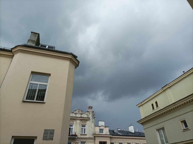 Burza nad Lublinem. Czarne chmury przykryły miasto, słychać grzmoty