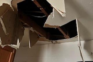 Poszukiwany morderca spadł na policjantów z sufitu