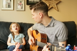 4-latka i jej tata wspólnie śpiewają piosenkę z bajki. To naprawdę urocze wideo!