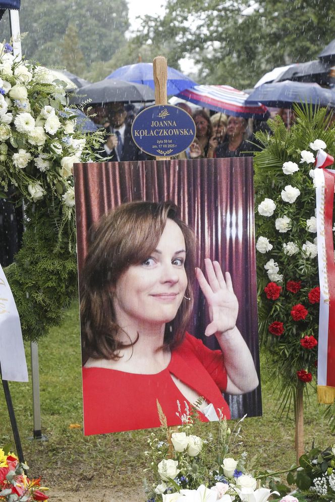 Żałobnicy brawami na kolanach oddali hołd Joannie Kołaczkowskiej. Niezwykły moment wywołał morze łez