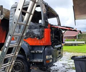 Pożar ciężarówki pod Brzeskiem. Ogień zagrażał pobliskiemu budynkowi gospodarczemu