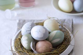 Barwienie jajek wielkanocnych. Naturalne barwniki do pisanek i wzory w stylu eko