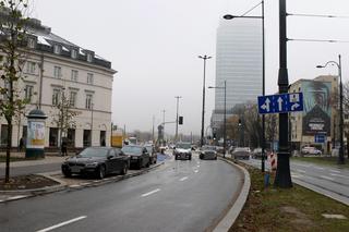 Zabrali miejsca parkingowe i zwęzili ulicę by zrobić ścieżkę rowerową. Biorą się za kolejne ulice