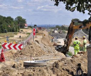 Trwa rozbudowa DK74 na odcinku  Gorajec-Szczebrzeszyn. Jaki jest postęp prac? [GALERIA]