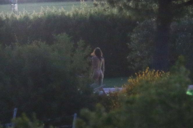 Ratajkowski nago w krzakach