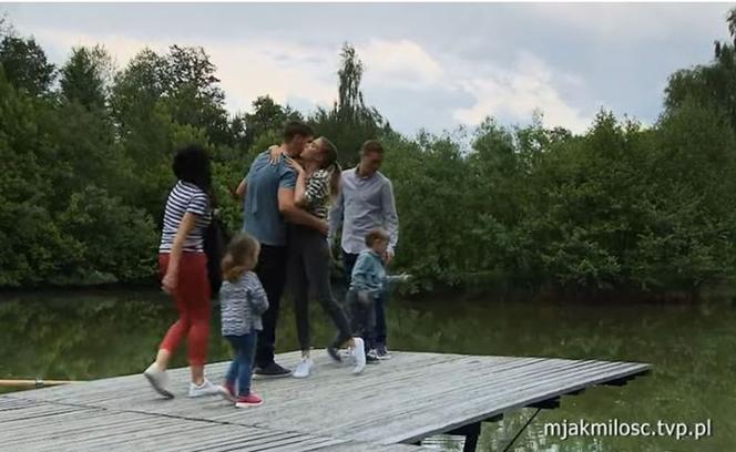 M jak miłość po wakacjach 2019. Marcin (Mikołaj Roznerski), Iza (Adriana Kalska), Szymek (Staś Szczypiński), Olek (Maurycy Popiel), Aga (Ina Sobala)