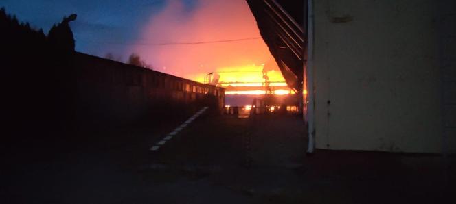 Pożar hali. Trwa akcja gaśnicza, 10 wozów na miejscu