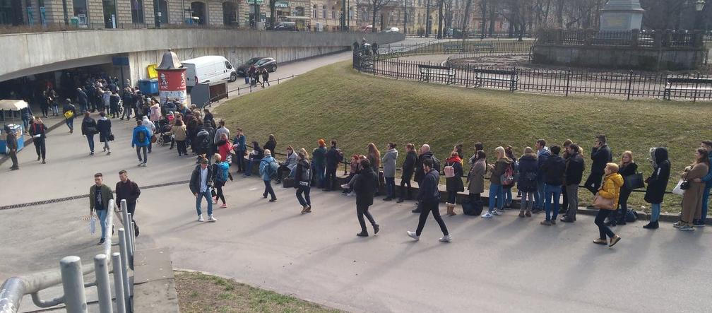 Kraków: Gigantyczne kolejki po pączki! [ZDJĘCIA INTERNAUTÓW]