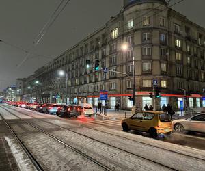 Totalny paraliż Warszawy. Gigantyczne opóźnienia autobusów i tramwajów, kierowcy w korkach