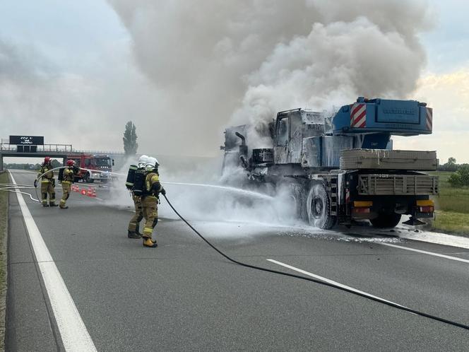 Dźwig stanął w ogniu na autostradzie A2. Słup dymu było widać z daleka