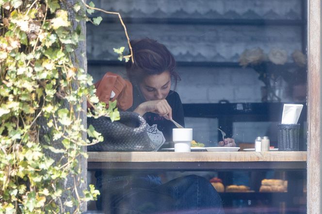 Małgorzata Socha stroi miny przy bajglu