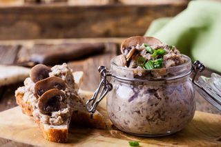 Smażę pieczarki i mieszam z tymi składnikami. W mig mam pyszną domową pastę do chleba 