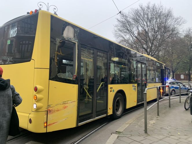 Groźna kolizja w Katowicach. Autobus zderzył się z tramwajem. Ruch tramwajowy został wstrzymany