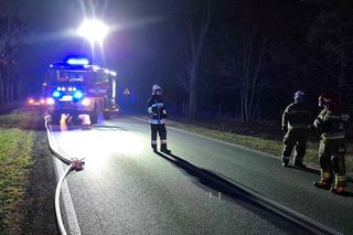 Na DK 63 auto stanęło w płomieniach po zderzeniu z innym samochodem