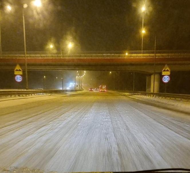 Śląsk zaskoczony zimą. Drogi nieodśnieżone, ruch w żółwim tempie